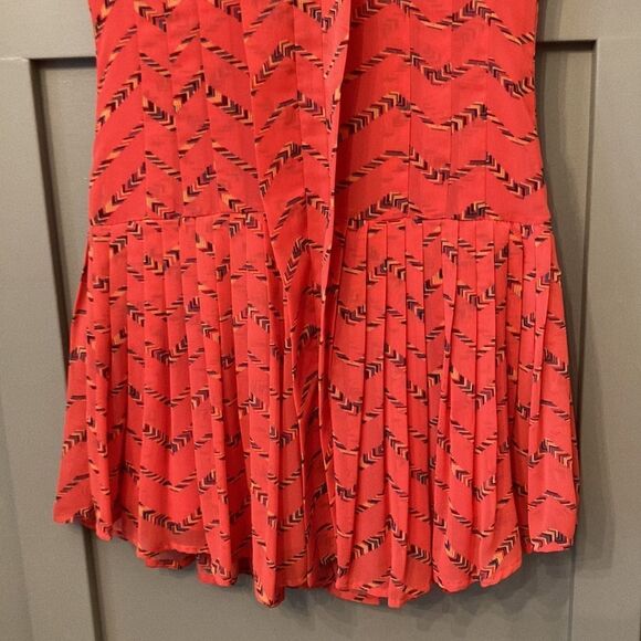 CHELSEA & Violet Pleated V-Neck Mini Dress Size Small - Picture 4 of 8